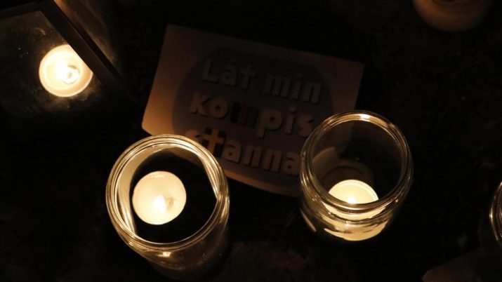 Bildtext: Demonstration mot utvisningarna utanför förvaret i Märsta. Foto: Amir Nabizadeh