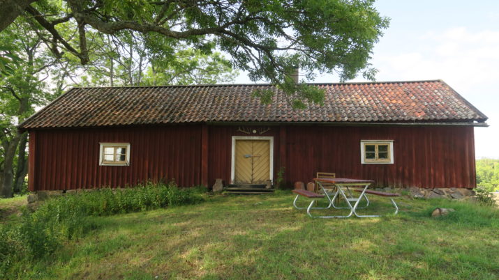 Den pittoreska fattigdomen. Bilden är tagen av Anna Fredriksson och föreställer en parstuga från 1600-talet, i Lundby söder om Stockholm. OBS- ej till salu.