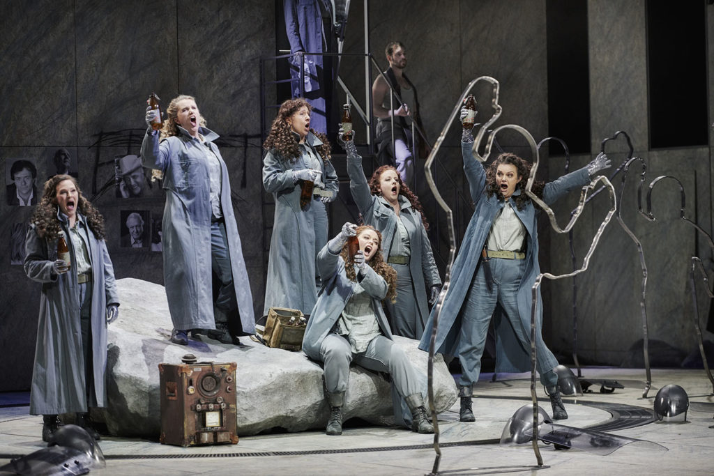 Åsa Thyllman (Helmwige), Carolina Sandgren (Gerhilde), Julia Sporsén (Waltraute), Matilda Paulsson (Siegrune), Hege Høisæter (Schwertleite), Gabriella Locatelli (Ortlinde), - foto: Lennart Sjöberg